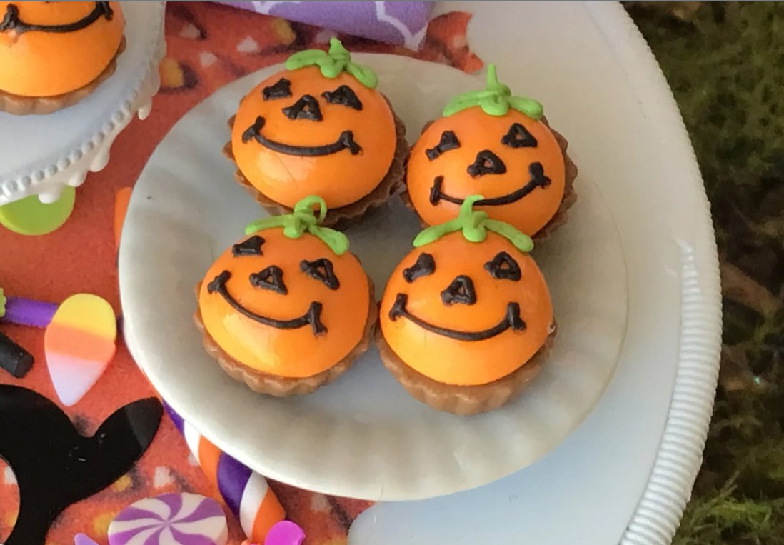 happy halloween pumpkin cupcakes, fairy garden, dollhouse, fairy garden